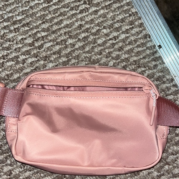 NWOT lulu everywhere belt bag. never worn in perfect condition. Pink Pastel - Picture 3 of 4